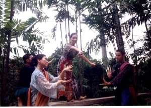 Tita Ligaya Amilbangsa & Alun-alun Dance Circle