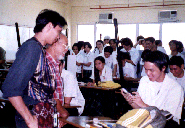 2004 Napoleon Abueva inspecting the students' works after posing as my model in my class, at FEU IARFA
